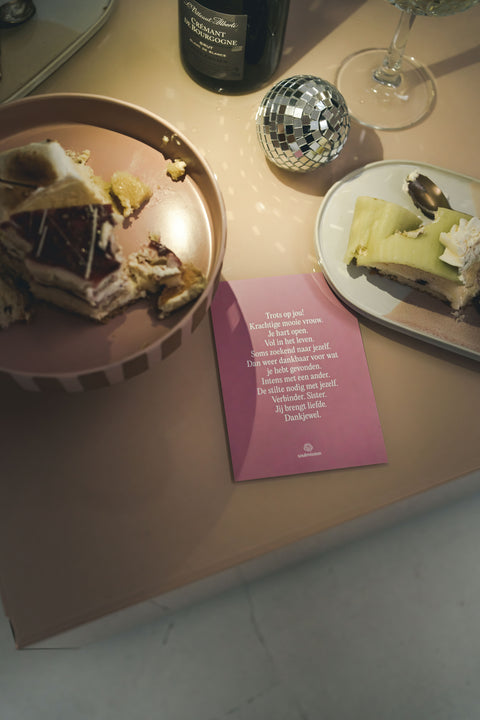 inspiratie kaarten geschreven door Claudette Jacobs van Soulmission met de tekst "trots op jou!" liggend afgegeten taartjes, champagne fles en glazen.