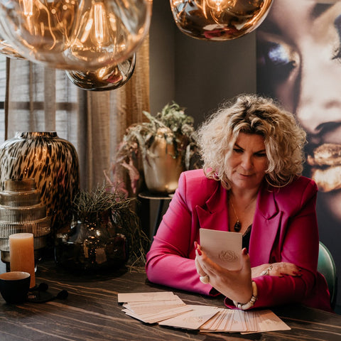 Kaartendeck Soulmission gedemonstreerd door Claudette Jacobs