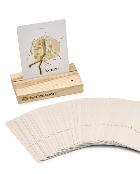 Kaartendeck van Soulmission en auteur Claudette Jacobs met de houten standaard, een vision kaart en overige kaarten gewaaierd over elkaar. 