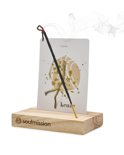 Kaartendeck van Soulmission en auteur Claudette Jacobs met de houten standaard, een vision kaart en brandend wierookstokje.
